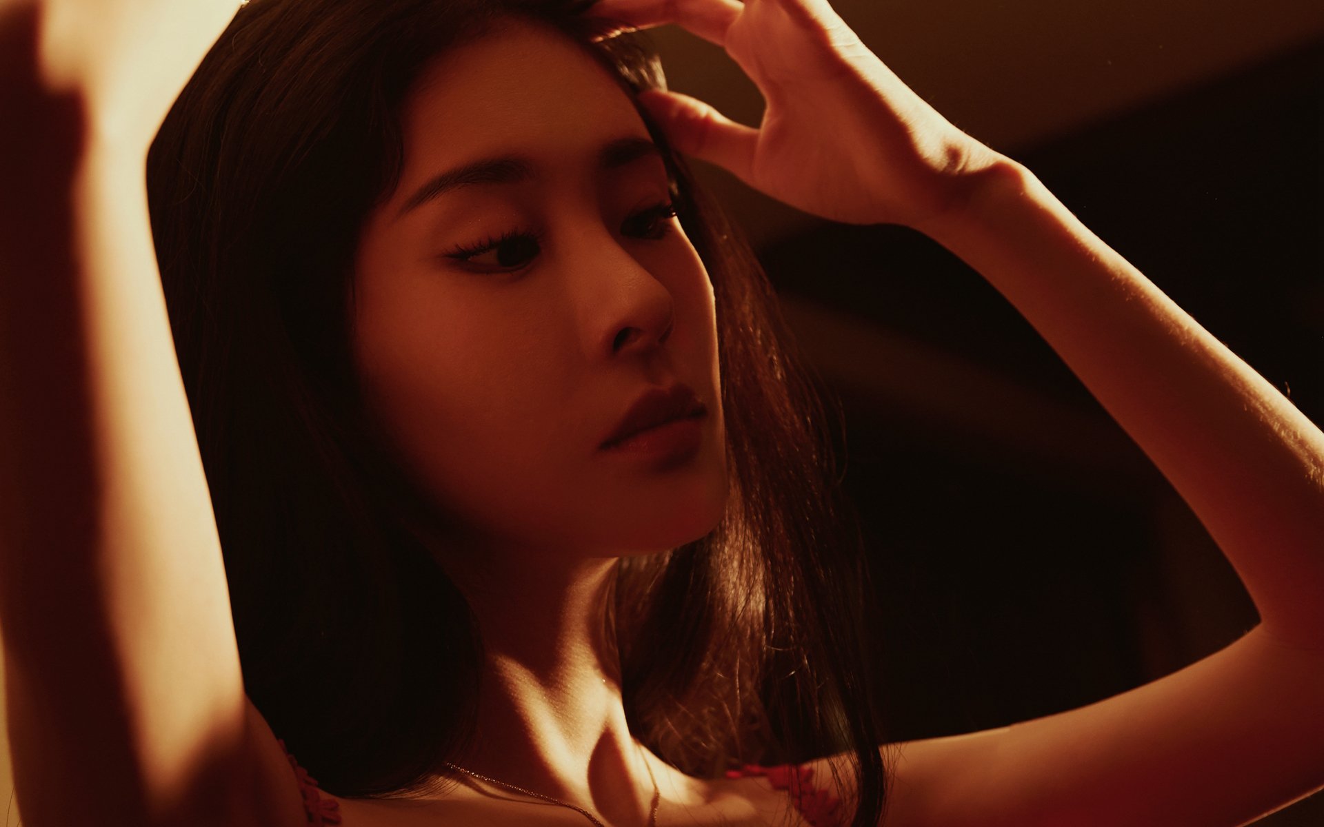 两前腰角色分工拉开防线宽度，双前腰战术