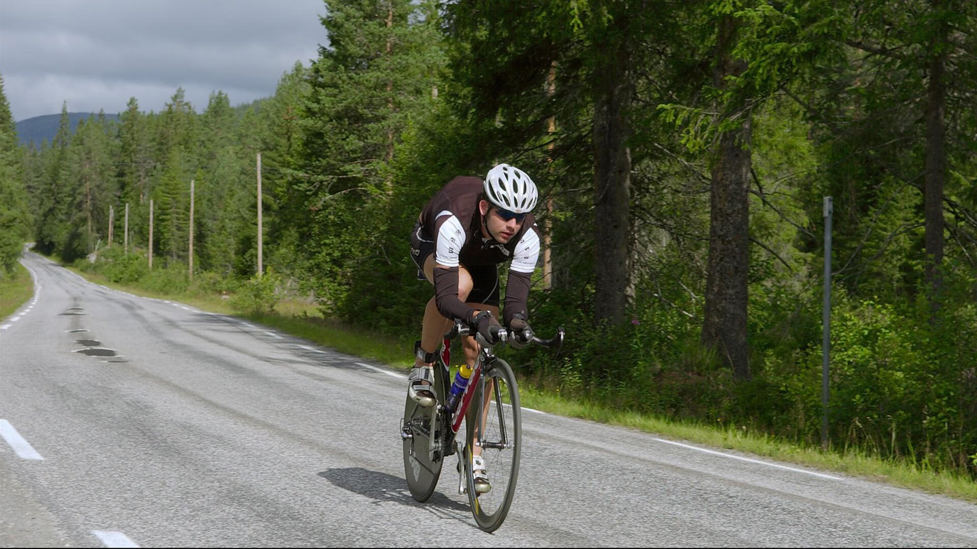 “马科斯·莫奇的精准防守和不屈精神，帮助阿根廷美洲狮队战胜强敌”