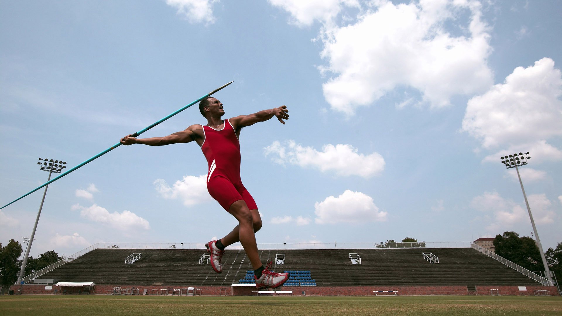 黄蜂防守端表现不俗多次造成对方失误，黄蜂控卫